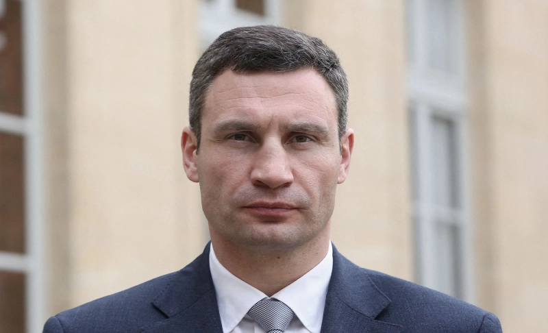 False: The mayor of Kyiv Vitali Klitschko has been pictured in a military uniform with a machine gun while he fights for Ukraine.