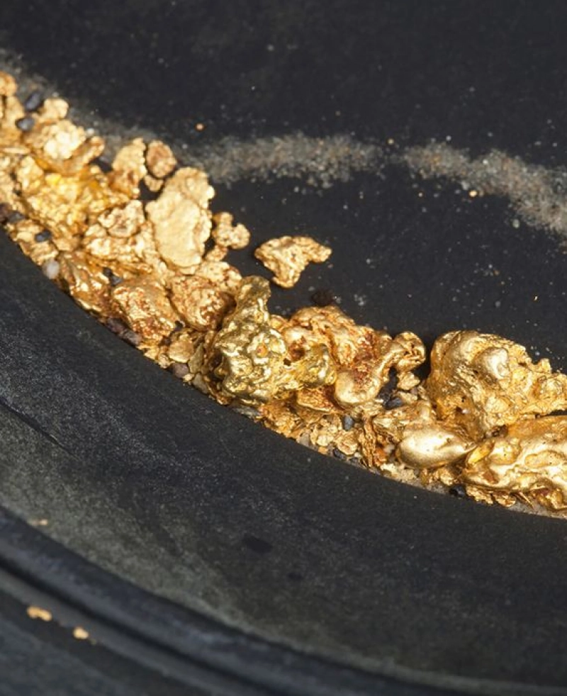 False: A gold mountain worth four-lakh-crore found in India.