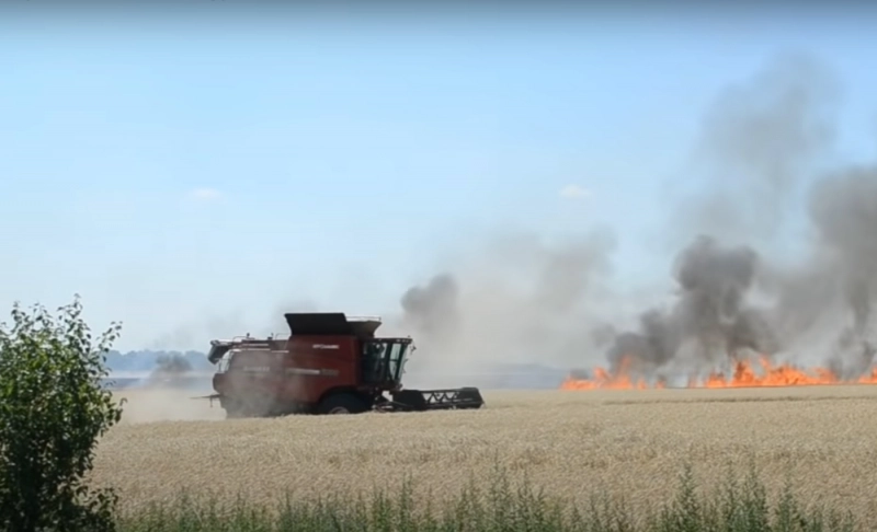 False: A video shows Ukrainian farmers continuing to harvest amid shelling during the Russian invasion in 2022.