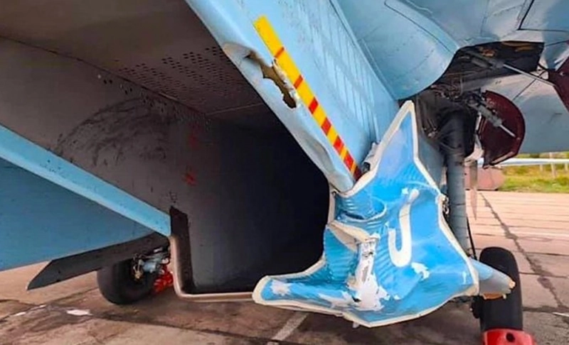 Misleading: This image shows a road sign stuck on a Ukrainian fighter jet as it flew low to avoid radar detection.