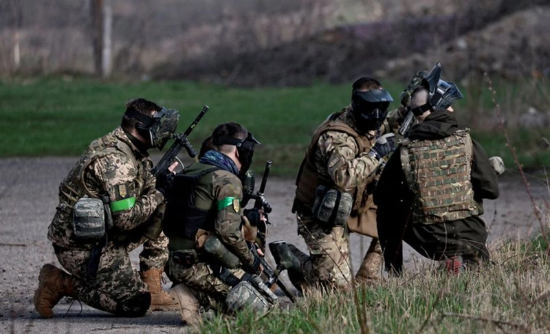False: The war between Ukraine and Russia is fake as an image shows Ukrainian soldiers fighting with paintball guns.