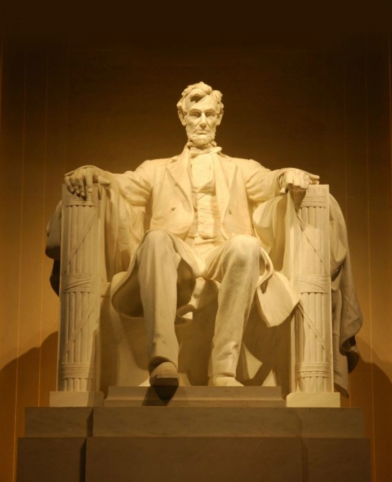 False: Lincoln memorial was defaced by protesters