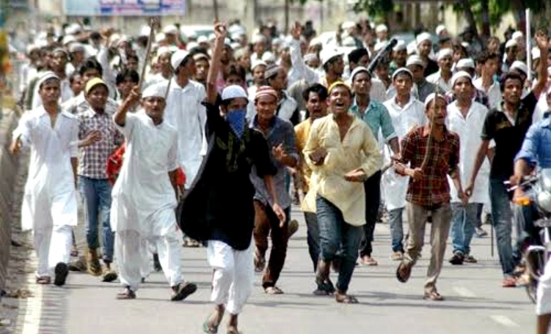 False: This image shows men with swords in their hands during communal clashes in Delhi.