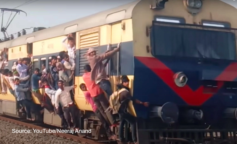 False: 2022 PET aspirants were sitting on a train's roof and hanging from the door amid overcrowding to reach exam centers in Uttar Pradesh.