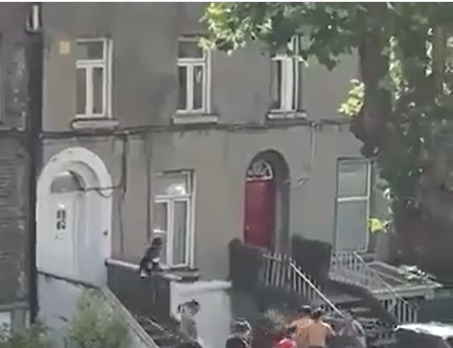 The architecture shown in the video is also characteristic of several districts of Dublin. Source: X/Logically Facts