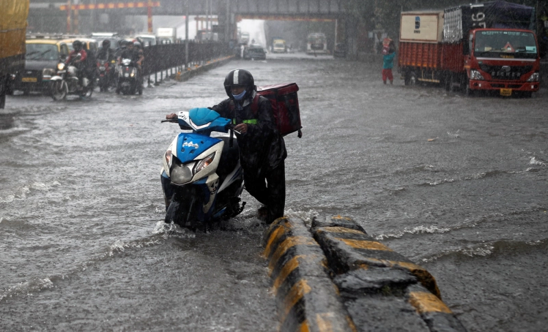 False: The Trident hotel in Mumbai's Nariman Point collapsed due to cyclone Tauktae.