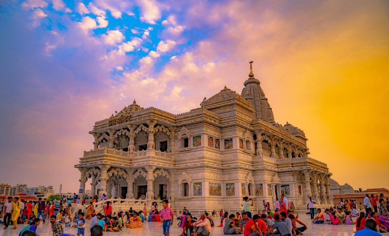 False: Non-Hindus cannot carry out short-term businesses inside or outside temple premises during festivals and fairs in Karnataka.