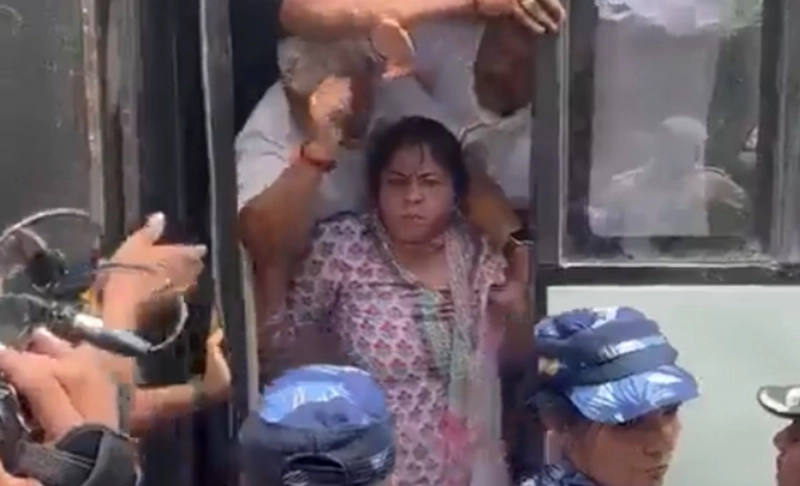 Misleading: A video shows the National President of Mahila Congress, Netta D'Souza, spitting on police during protests against the Agnipath Scheme.