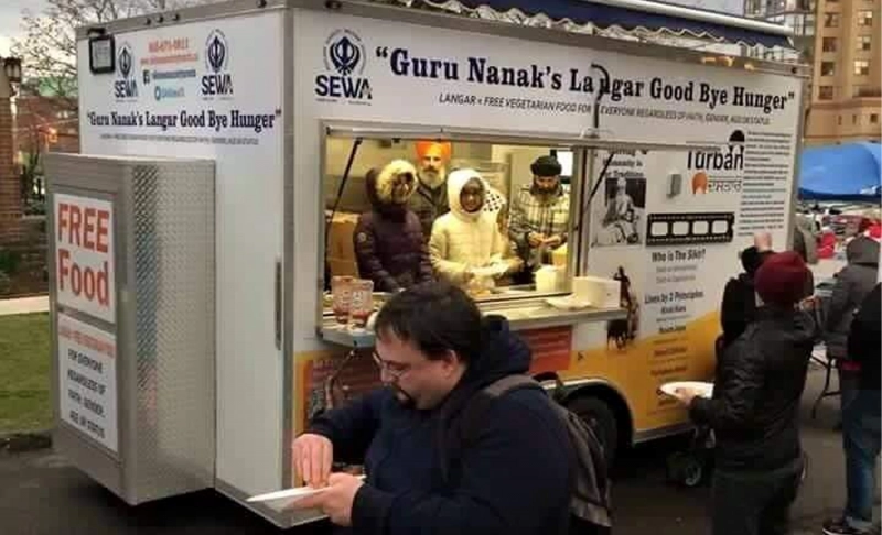 False: A Sikh group was spotted running a free "langar" food truck in Ukraine during the Russian invasion.