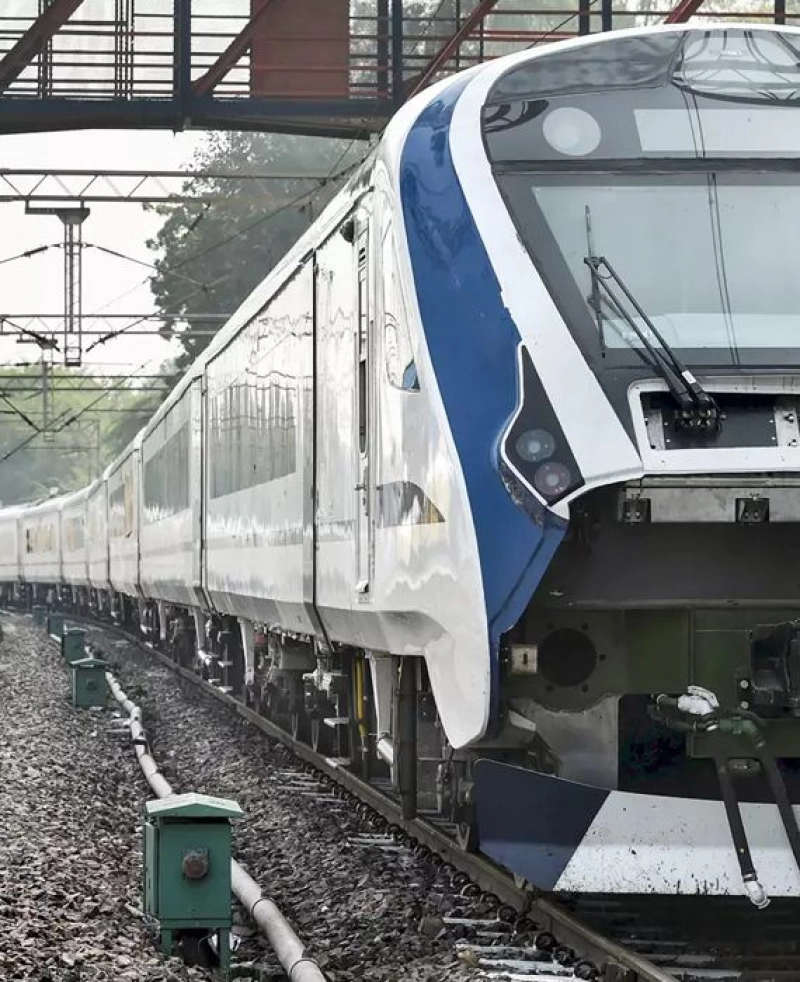 Misleading: Railway employees in India are on an indefinite strike for one week over the privatization of Indian railways.