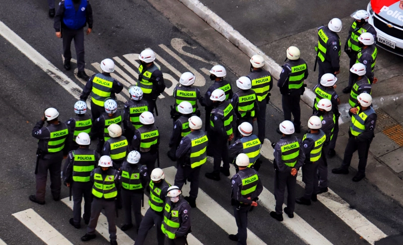 True: A police officer died after clashing with the pro-Trump mob.