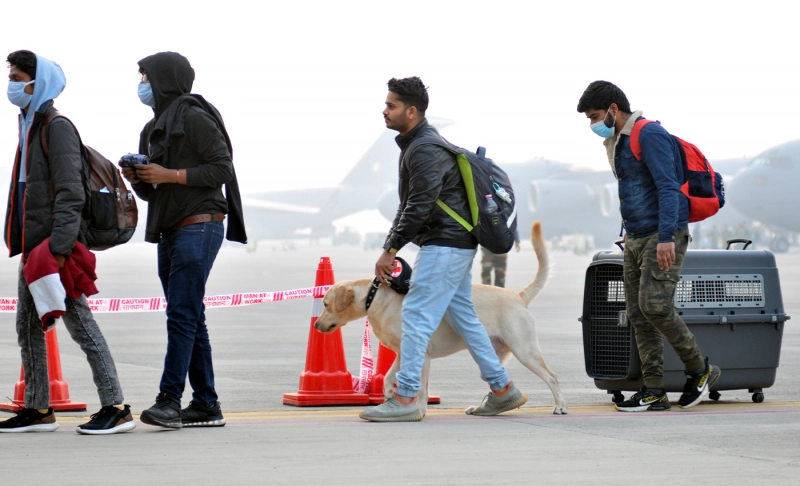 False: Vladimir Putin met Indian students aboard the Air India flight evacuating from Ukraine to wish them a safe journey.