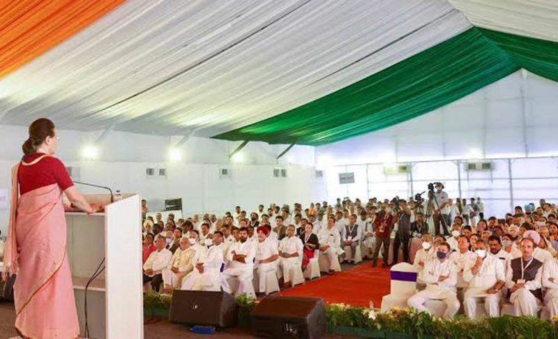 False: The Indian National Congress party used only white and green colors on the ceiling and deliberately put the saffron color on the ground to appease Pakistan during its Chintan Shivir pandal.