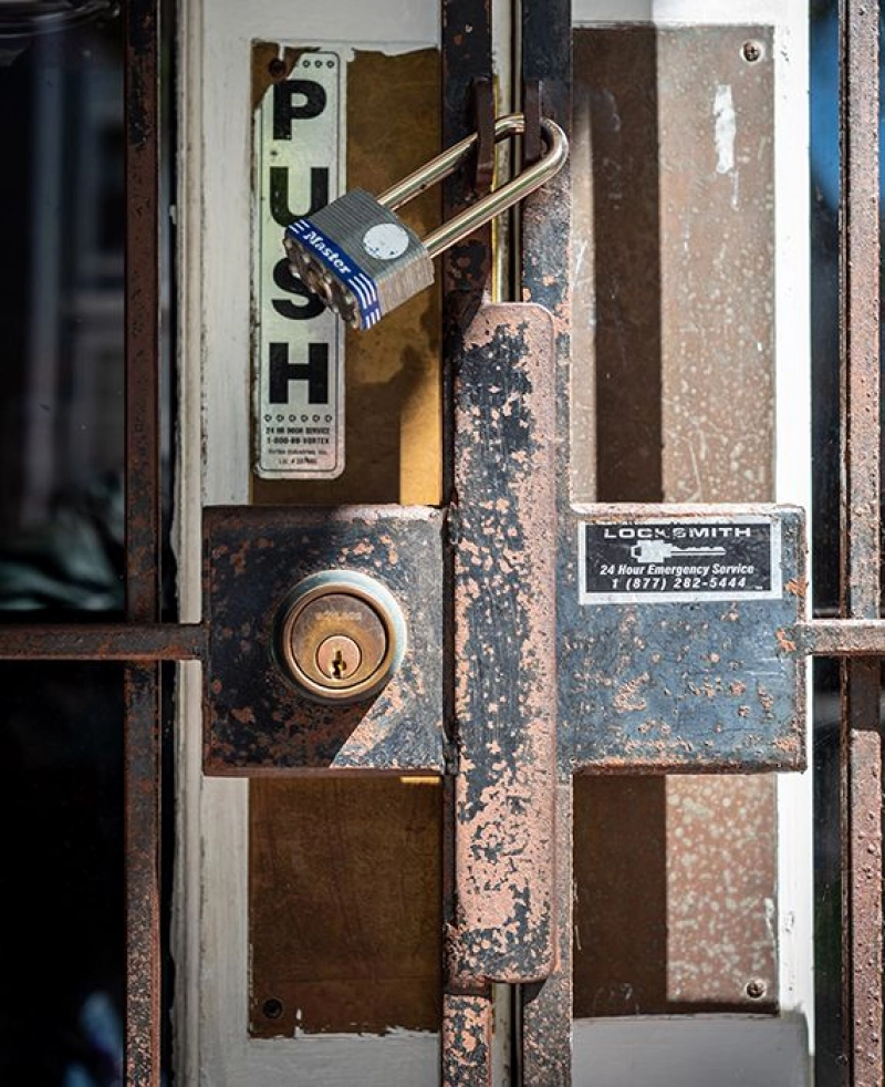 False: Mangalore's famous cloth shop Laxmi Cloth Store has been sealed.