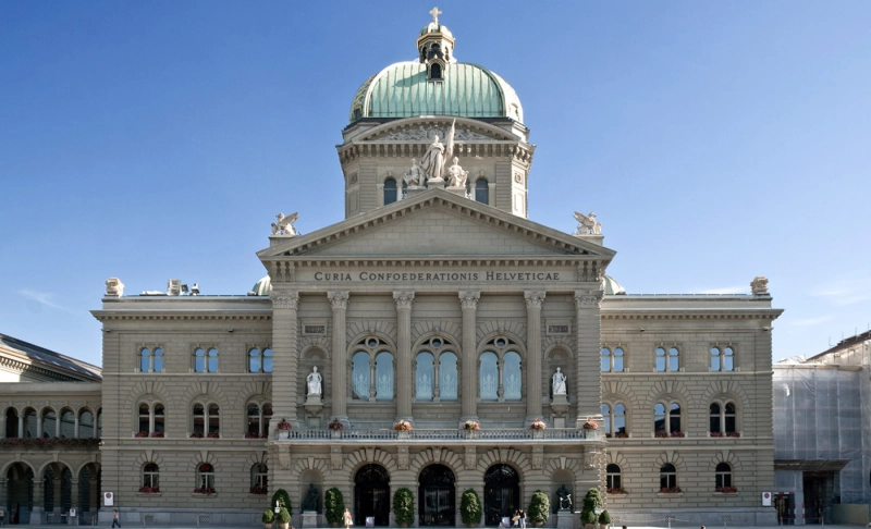 False: People are protesting outside the Rothschilds Castle in Switzerland.