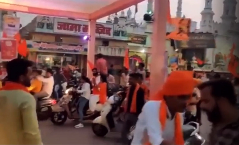 False: An image from the video shows Hindu activists pelting a mosque with stones in Mulbagal, Karnataka.