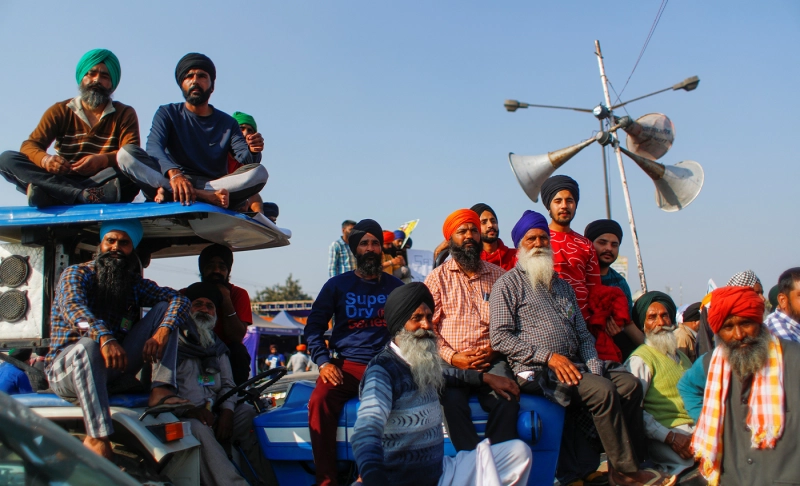 Partly_True: Police violently charged on protestors at Baghpat, along the Delhi-Saharanpur highway.