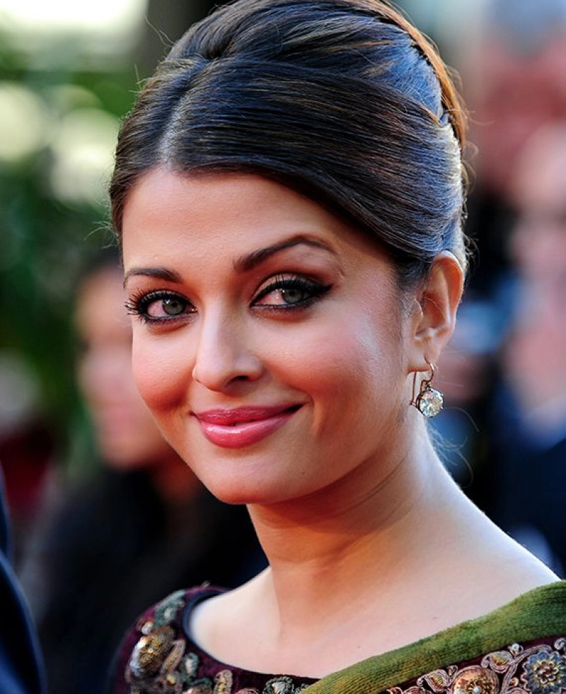 False: Jaya Bachchan, Aishwarya Rai Bachchan, and Aaradhya have tested negative for coronavirus.