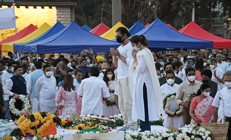 False: Shah Rukh Khan was spotted spitting at the funeral of veteran singer Lata Mangeshkar.