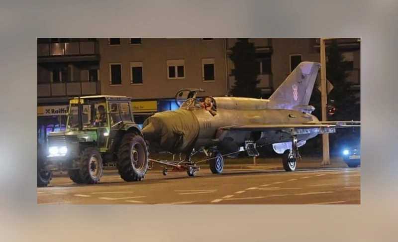 False: An image shows Dutch farmers stealing a fighter jet from a Dutch air force facility to protest the government's environmental plans.