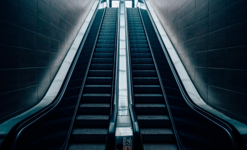 False: A video shows a Nazi swastika displayed on the stairs of a shopping center in Ukraine in 2022.