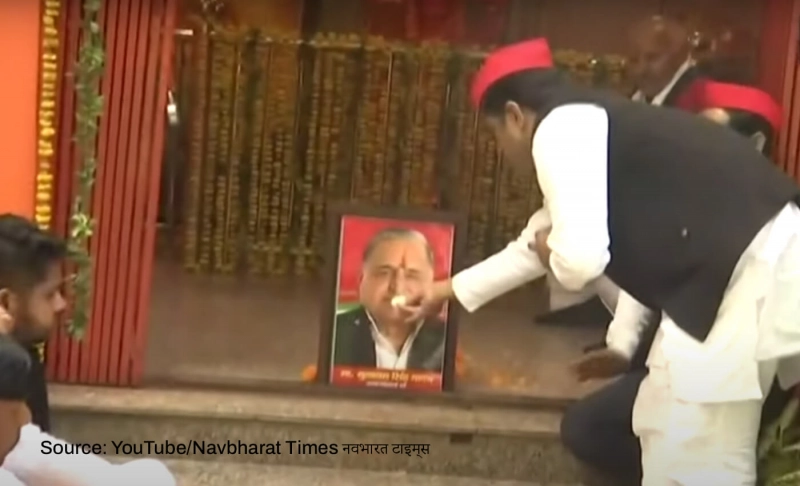 False: Samajwadi Party Chief Akhilesh Yadav performed shradh for his living father.