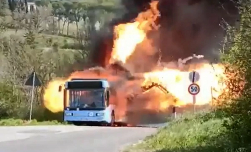 False: This video shows an electric bus on fire.