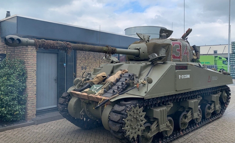 False: Dutch farmers bought a tank to use in the protests against the government's nitrogen policy.